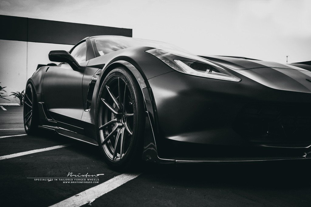 Черный Corvette Z06 на дисках Brixton